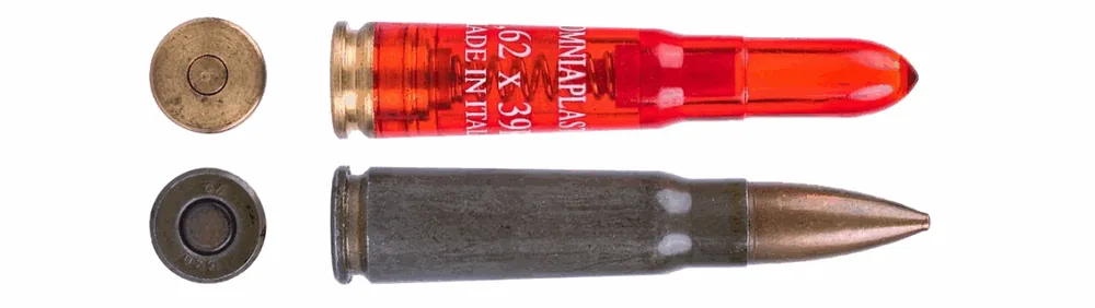 Dva náboje ráže 7,62 × 39 mm s pohledy na dna: nahoře náboj s červeným průhledným plastovým tělem, dole náboj s ocelovou nábojnicí a celoplášťovou střelou