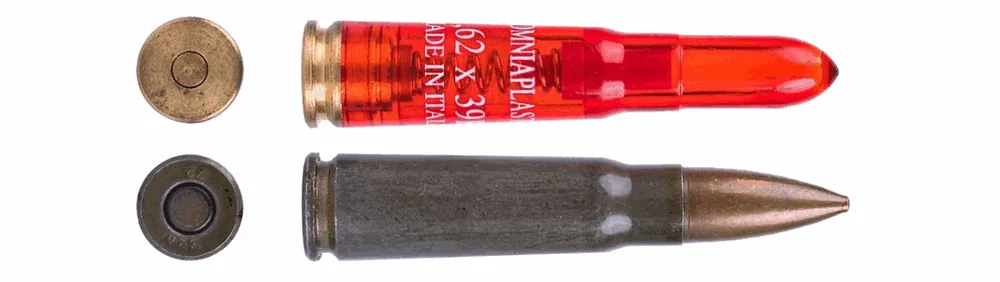 Dva náboje ráže 7,62 × 39 mm s pohledy na dna: nahoře náboj s červeným průhledným plastovým tělem, dole náboj s ocelovou nábojnicí a celoplášťovou střelou