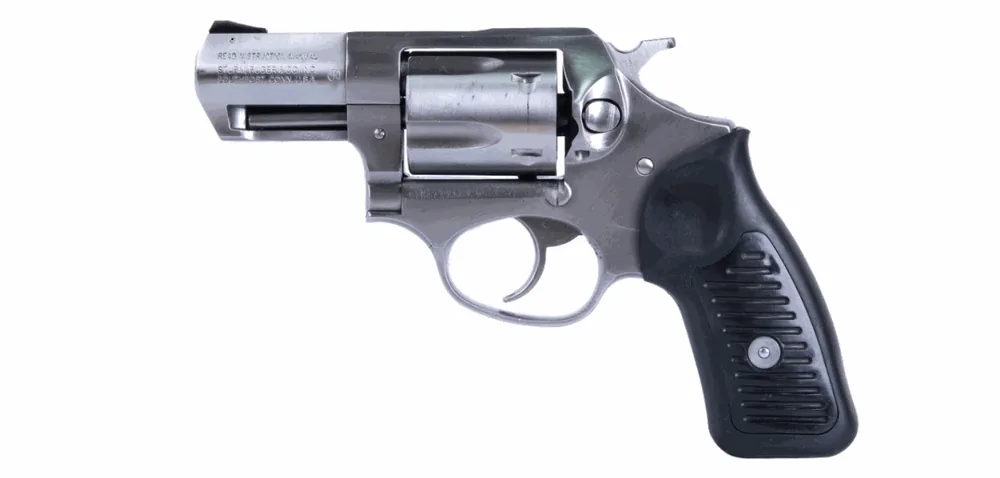 Revolver z nerezové oceli s krátkou hlavní a černou pryžovou rukojetí v bočním pohledu